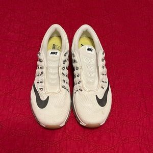 Women’s 8.5 Nike AirMaxx White with black accents